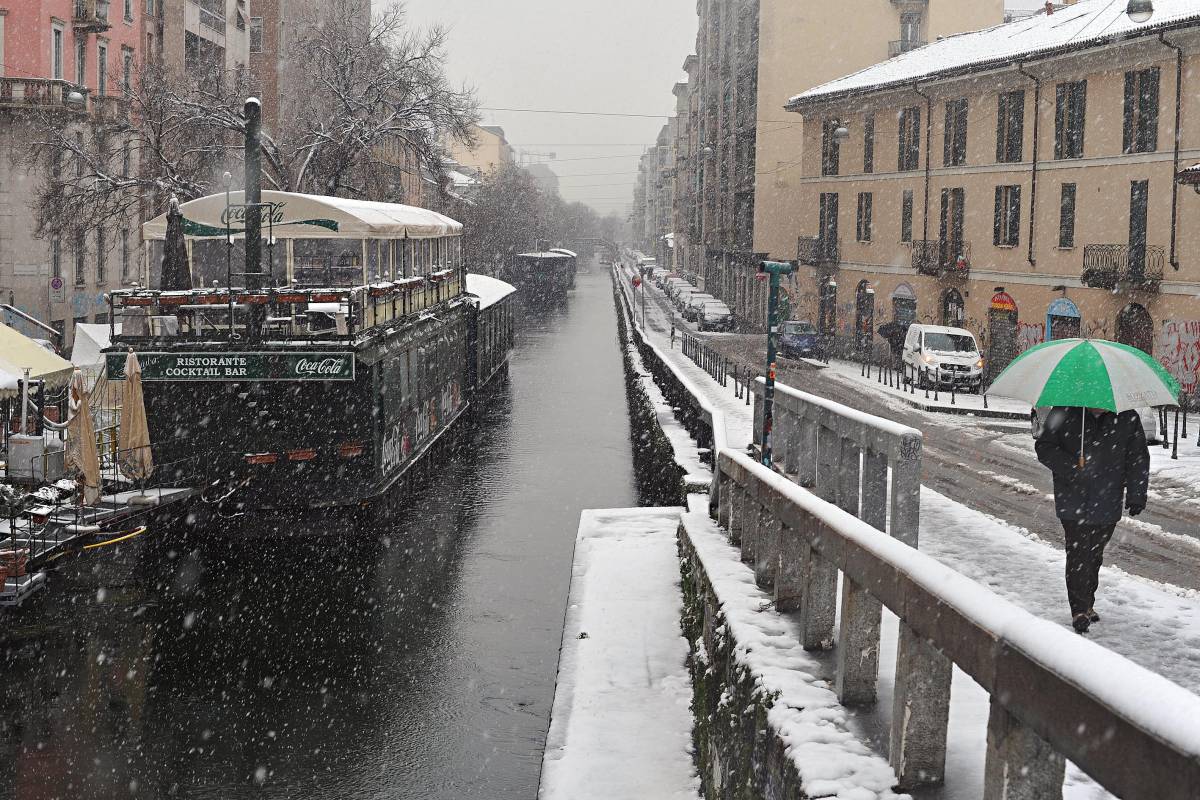 Neve: slittano i pendolari e venti voli