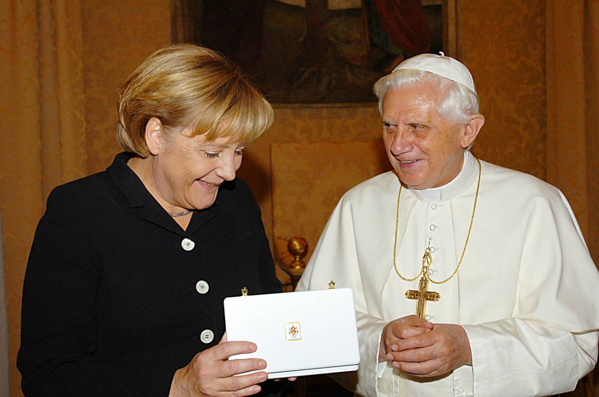 Negazionisti, la Merkel 
"Il Papa deve chiarire" 
Santa Sede: "Già fatto"