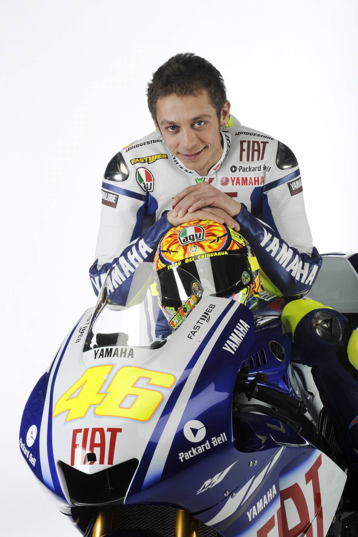 Valentino Rossi cade rovinosamente. Ma in salotto. Test malesi a rischio