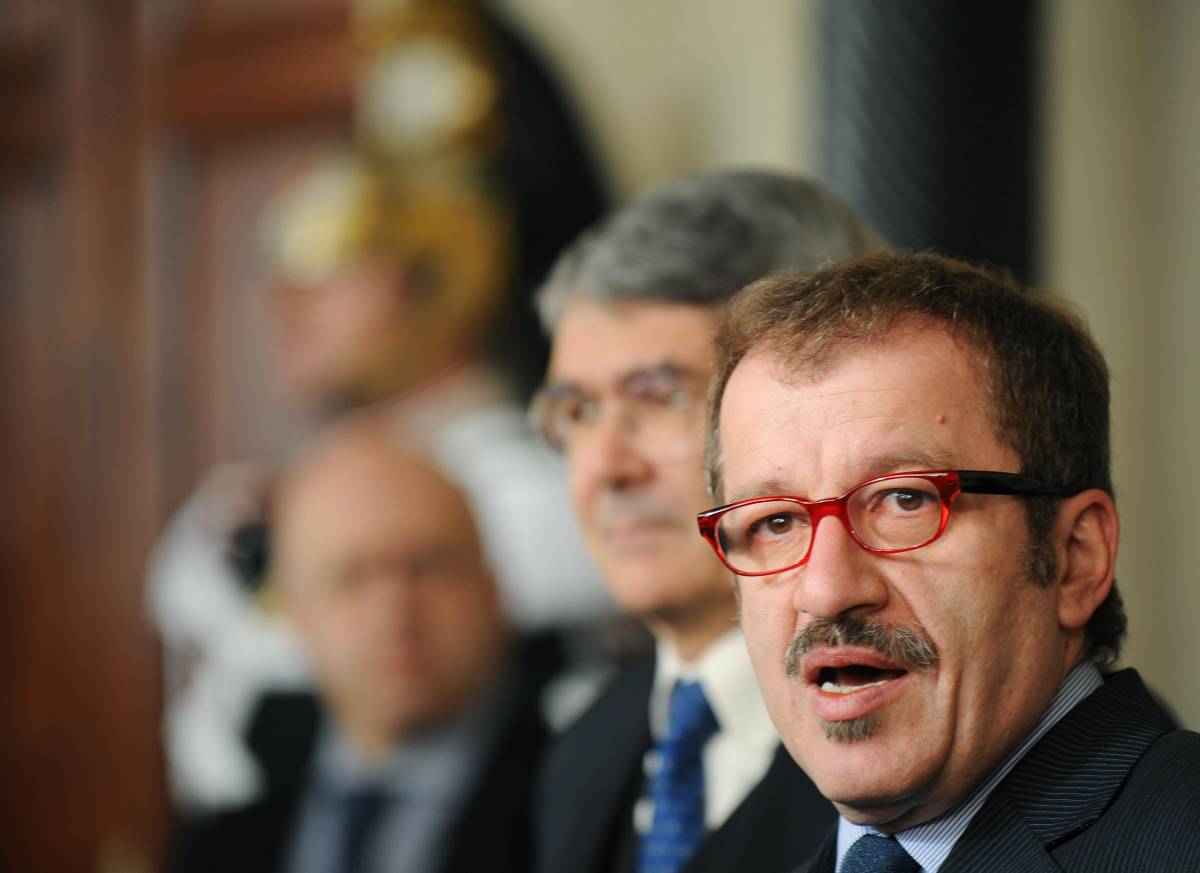 Immigrati, governo battuto. Maroni: "Errore"