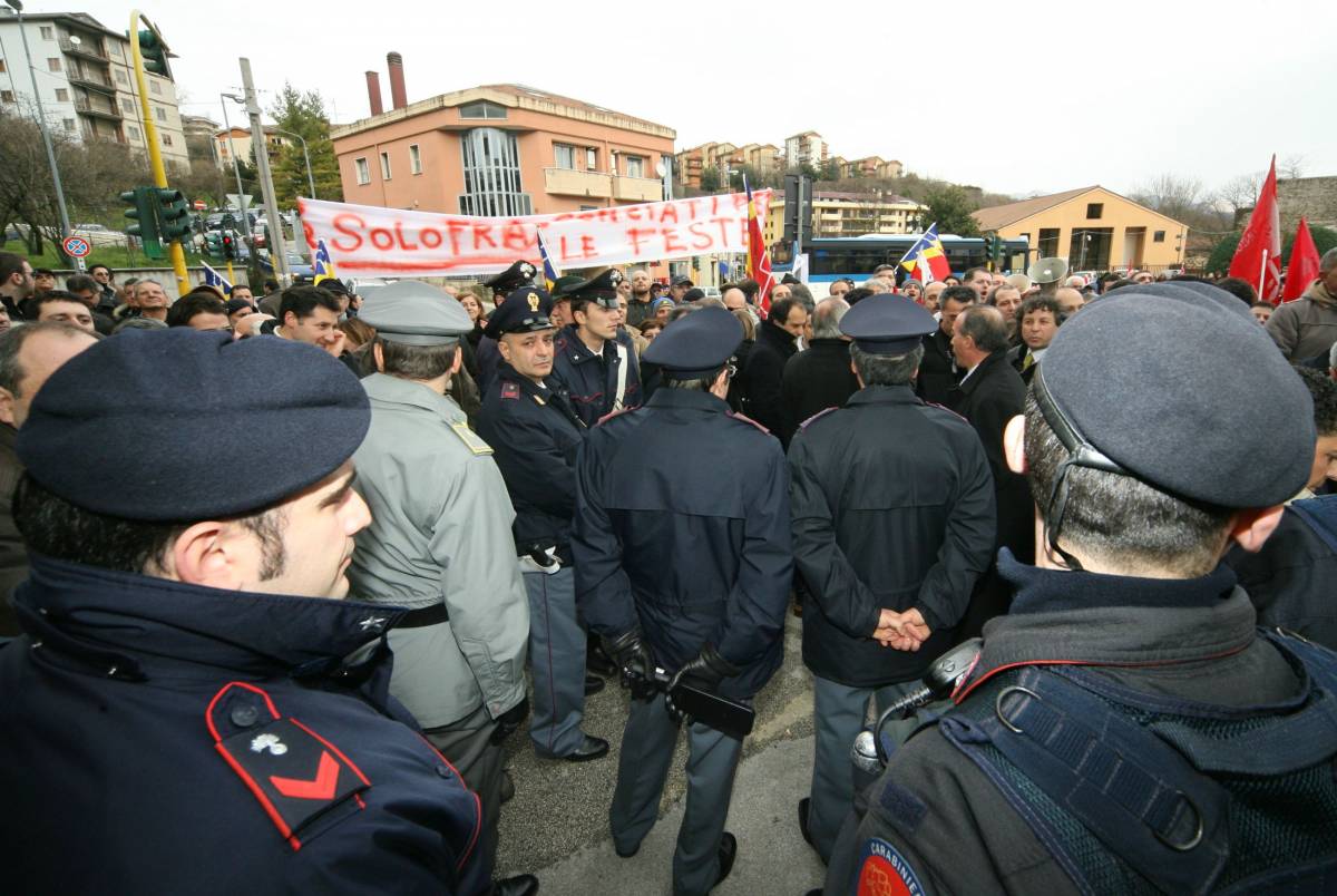 Pomigliano, operai Fiat occupano la A1: scontri