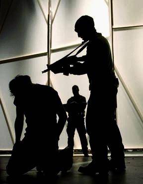 Teatro dell’Archivolto Terroristi in sala vietati ai minori e alle donne incinte