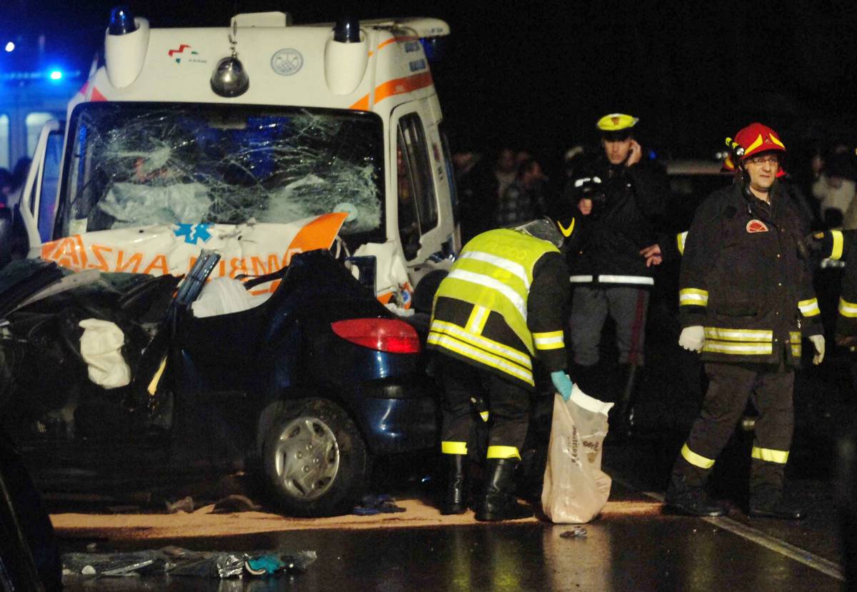 Ambulanza contro auto: 
morti quattro giovani 
in uno scontro frontale