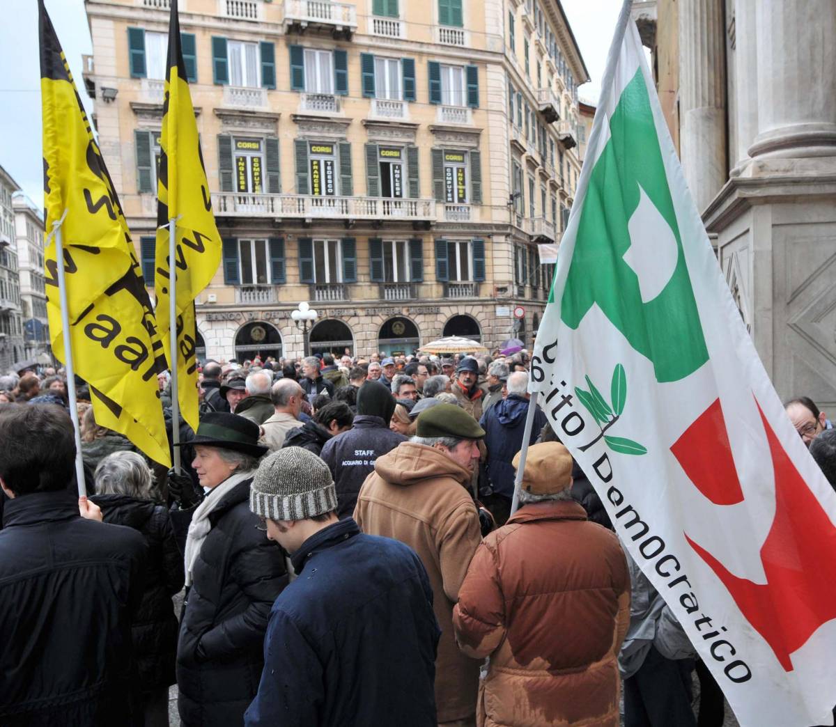 I senatori liguri ridanno da mangiare a Eluana Ma i parlamentari del Pd si spaccano: Pinotti sceglie la volontà della famiglia, Gustavino pronto a votare con il Pdl Mentre ieri mattina quasi mille persone hanno effettuato un presidio pro Napolitano davan