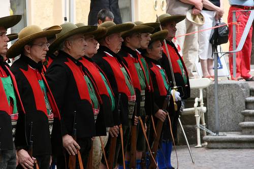 Gli Schuetzen contro 
il monumento agli alpini