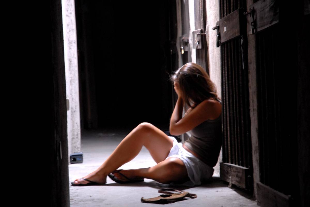Segregata in casa e violentata. Otto anni di carcere al marito macedone