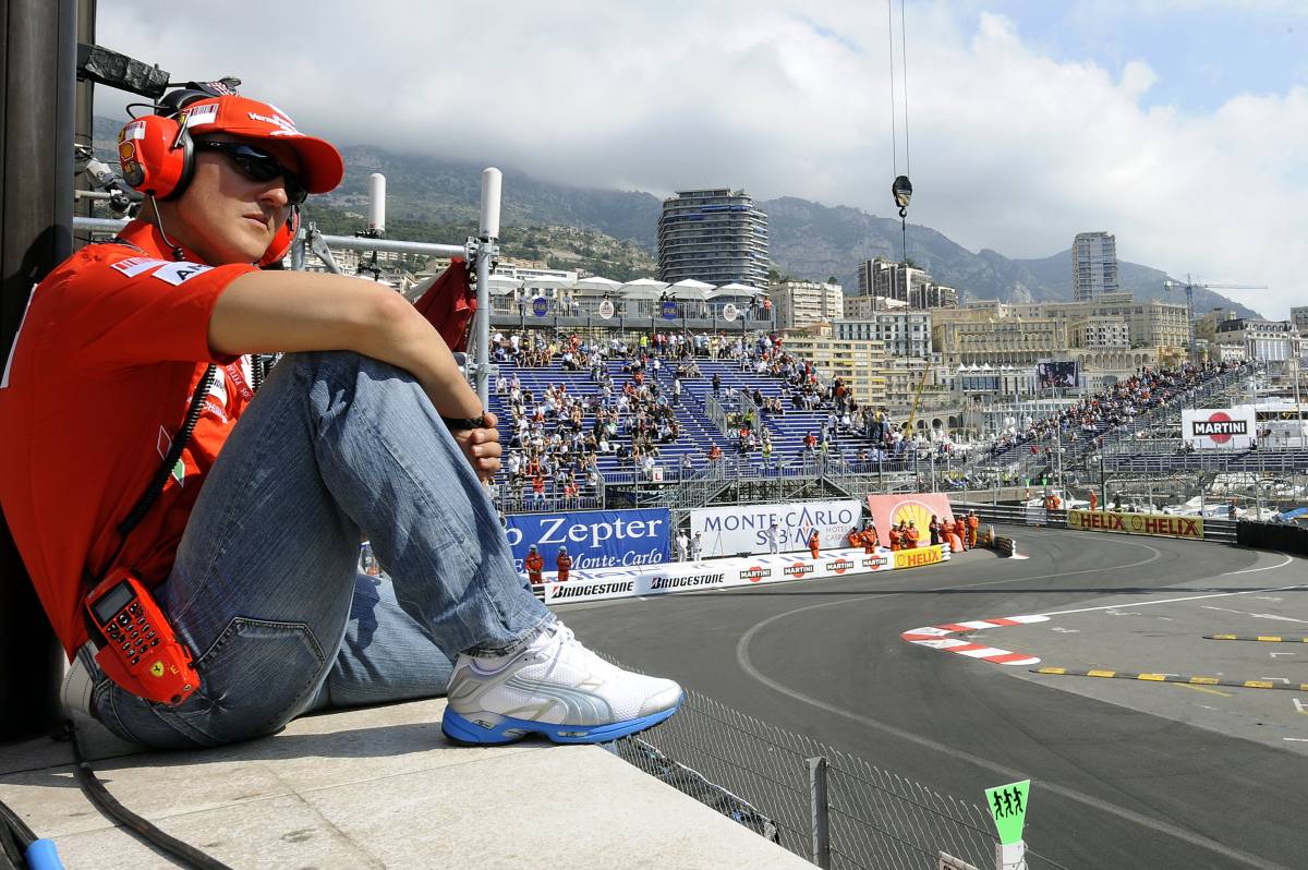 Schumacher cade in moto 
Paura e trauma cranico