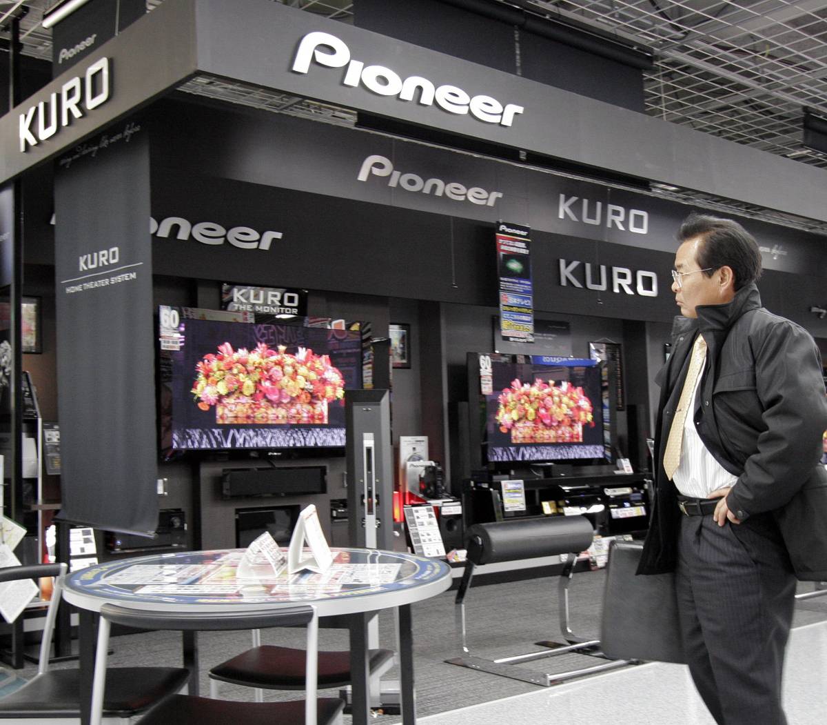 Pioneer in profondo rosso 
Tagliati diecimila posti