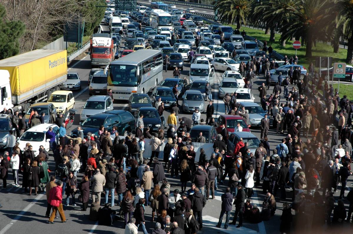 Alitalia, cassintegrati 
e precari protestano: 
bloccata l'autostrada