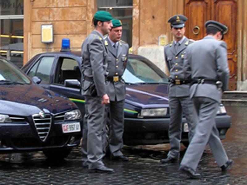 Napoli, tangenti su appalti Asl: 9 in manette
