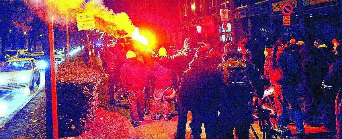 Violentata dal branco e buttata dal 6° piano: ora è in sedia a rotelle