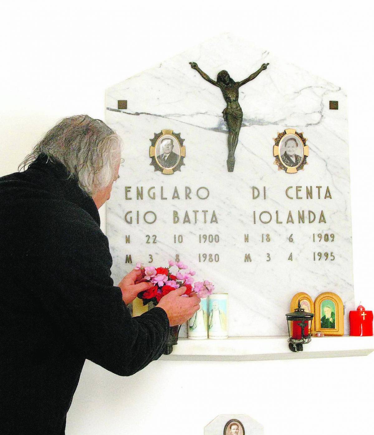 Quella mamma che adagiava la sua bambina sul prato