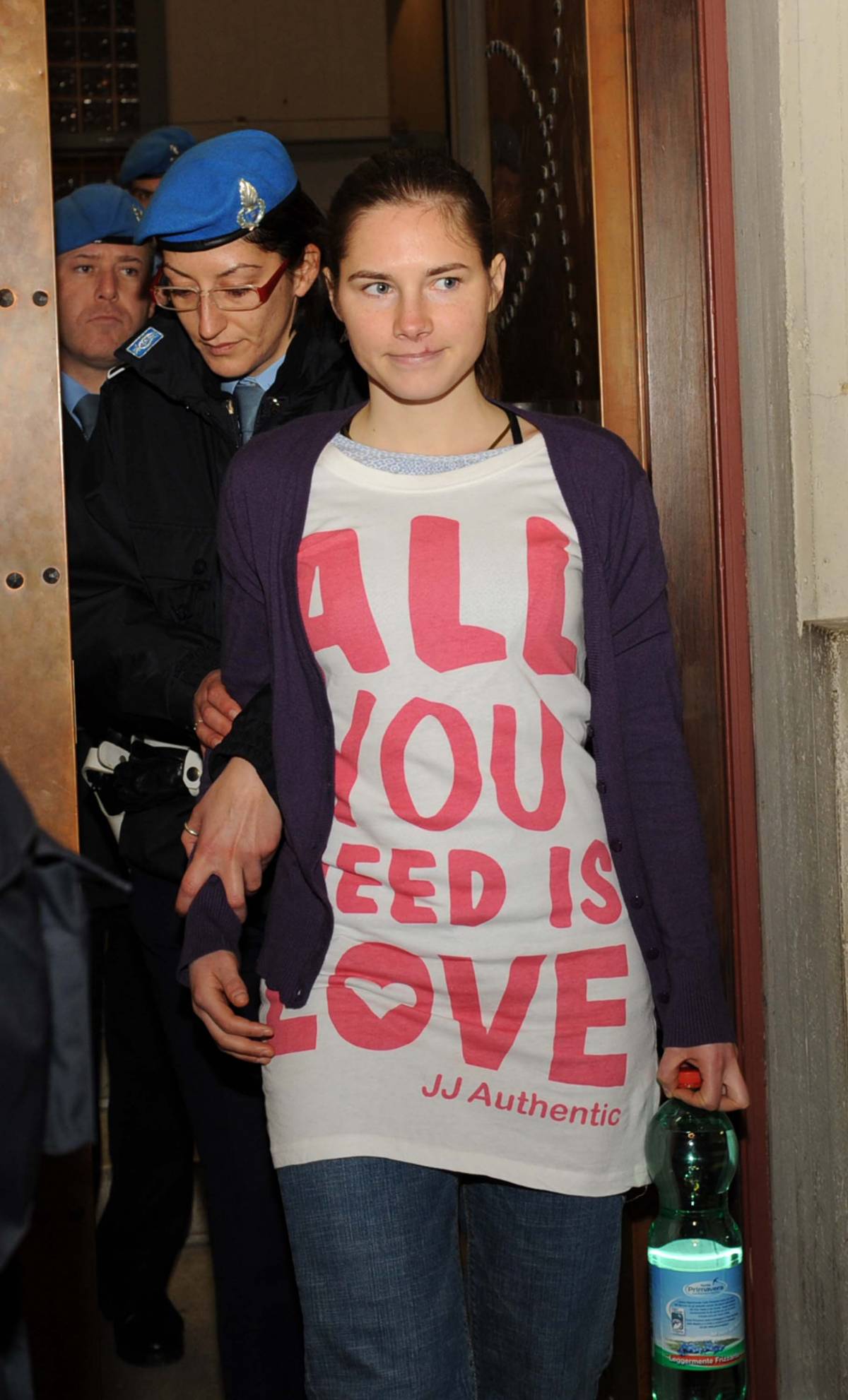 Perugia: Amanda sfoggia 
maglia con frase Beatles: 
"All you need is love"