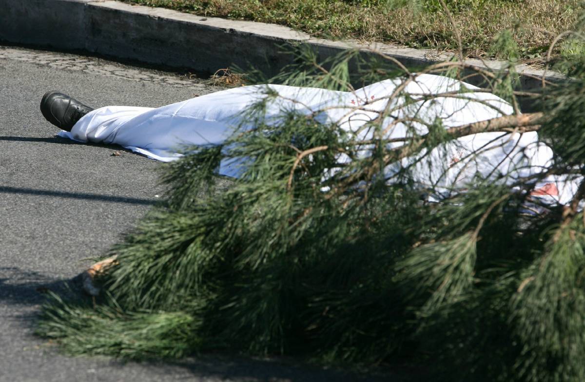 Colpito da ramo: muore motociclista