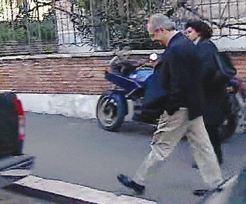 Mentre il partito sceglie il suo vice, Veltroni va a farsi una passeggiata