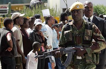 Zimbabwe, occupate fattorie di bianchi