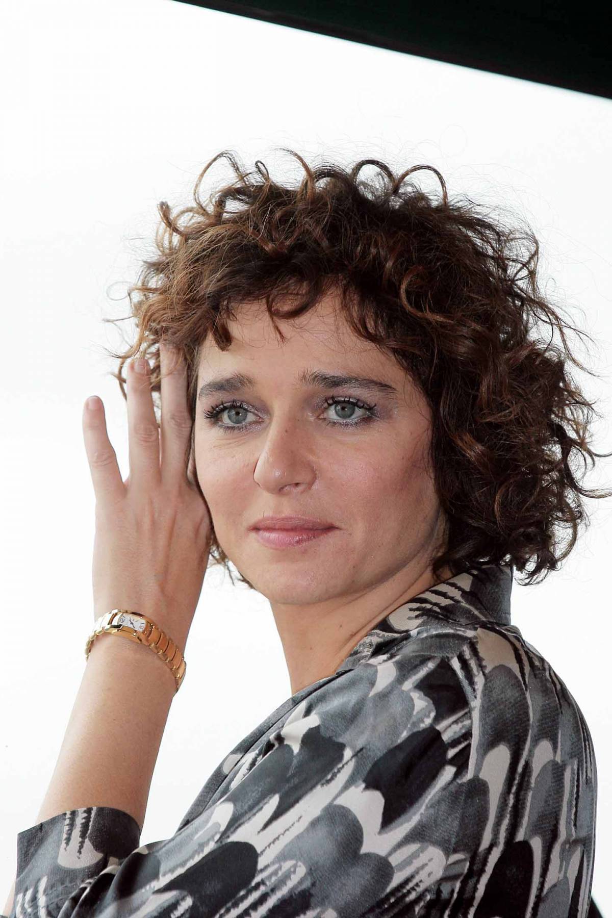 Valeria Golino non esce la sera perché torna in carcere