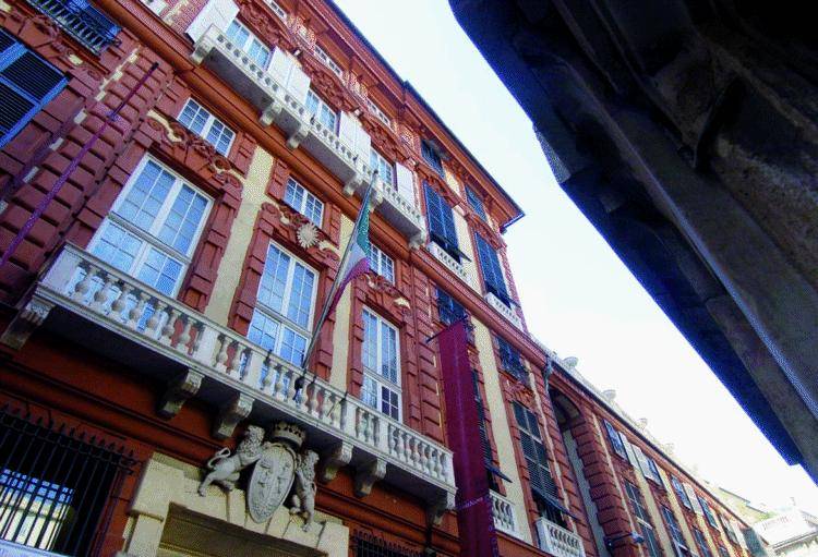 Come mantenere il «decoro architettonico» Viene considerato un bene comune e non può essere alterato senza il necessario consenso dell’assemblea Molte sono le sentenze della Corte di Cassazione che hanno regolamentato questa materia particolarmente de