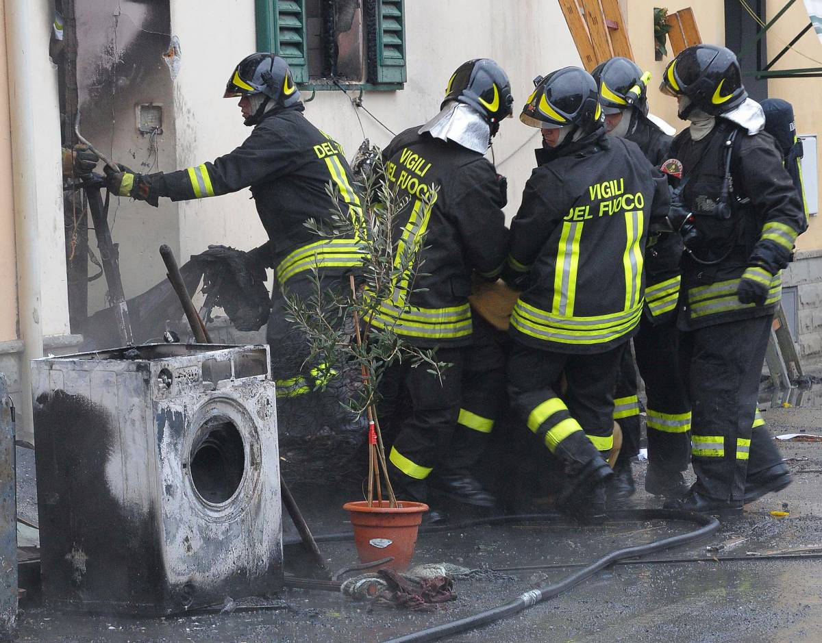 Esplode palazzina: morti madre e due figli 
Ferito in gravi condizioni