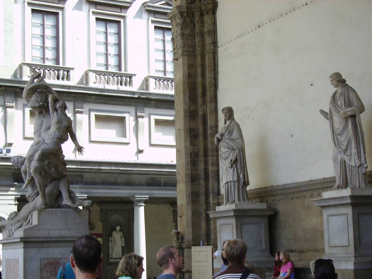 Danneggiata la Loggia dei Lanzi