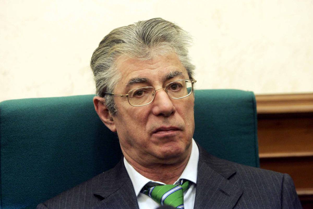 Piano casa, Bossi: "No agli extracomunitari"