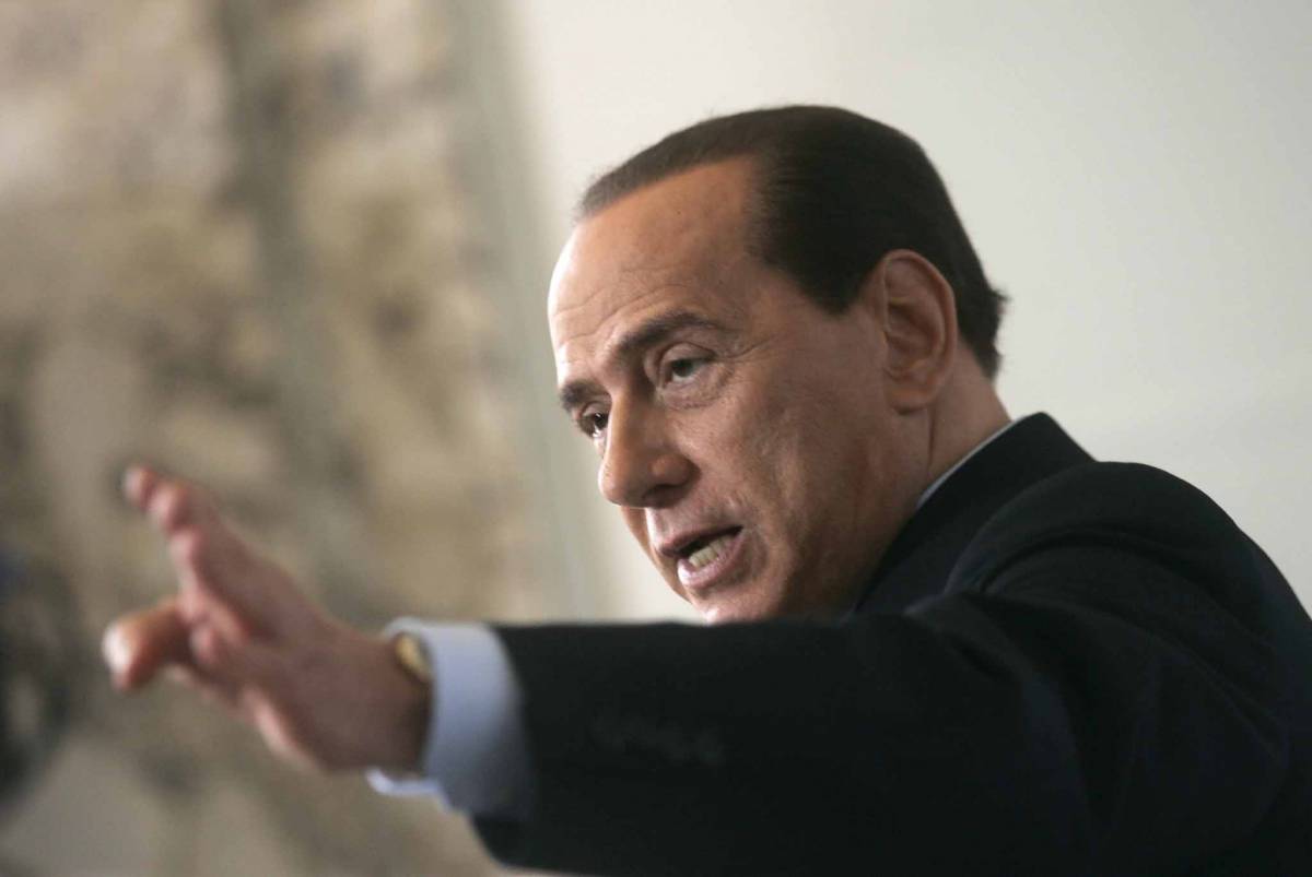 Berlusconi: "Dimezzare i parlamentari"