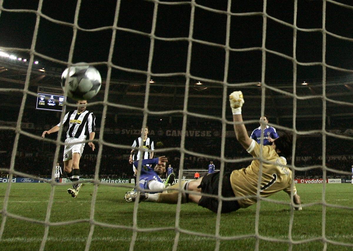 Champions, fuori la Juve 
Il leone Drogba la gela