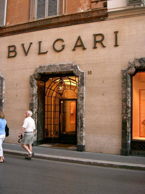 Bulgari, crollano gli utili (-45%): possibili tagli