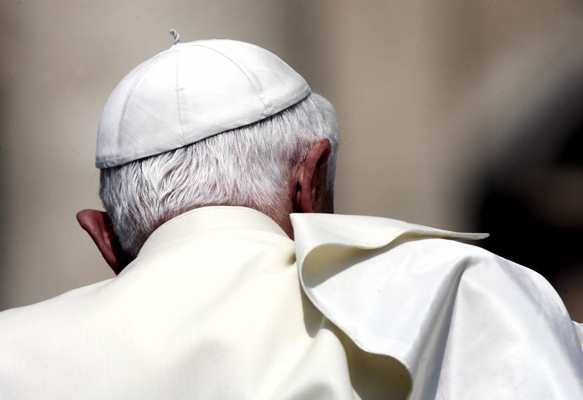 Bertone: qualche stonatura ma il Papa non è solo