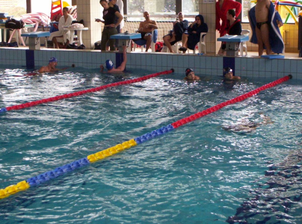 Vicenza, perde la gara di nuoto: rasato "come gli ebrei"