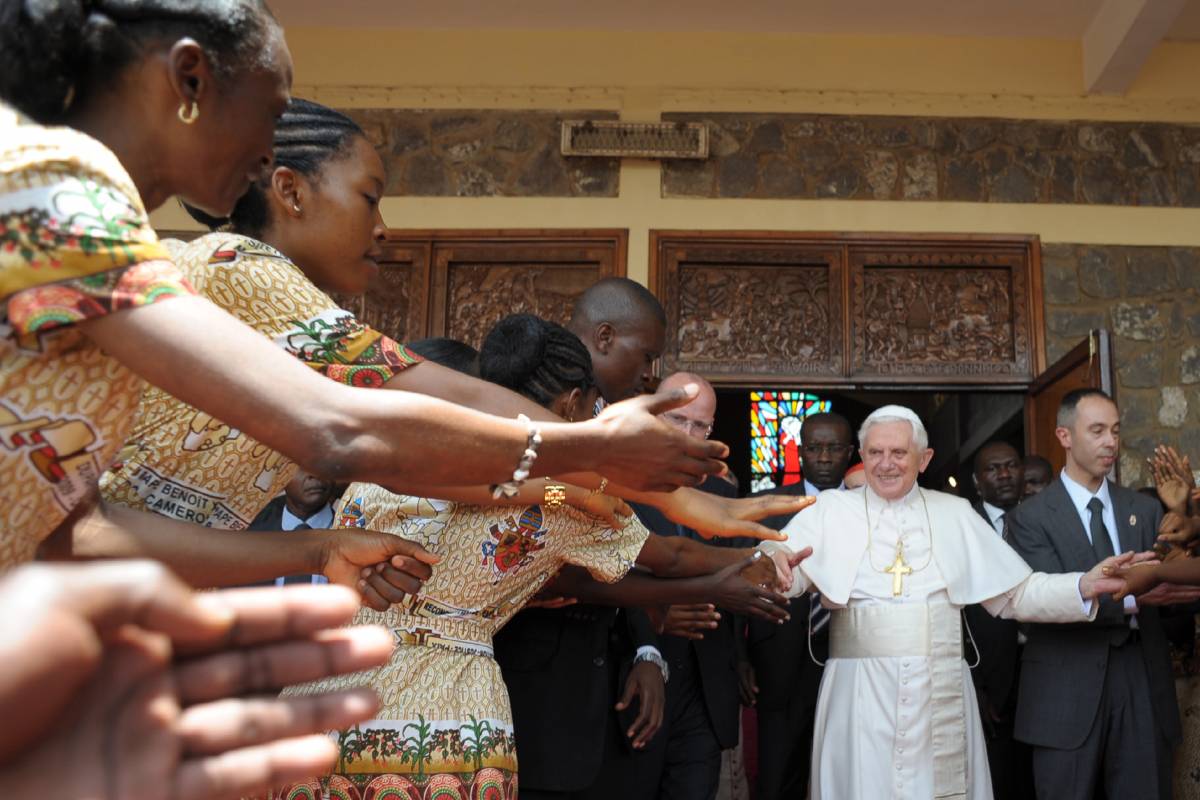 Benedetto XVI: "Dura lotta della Chiesa all'Aids"