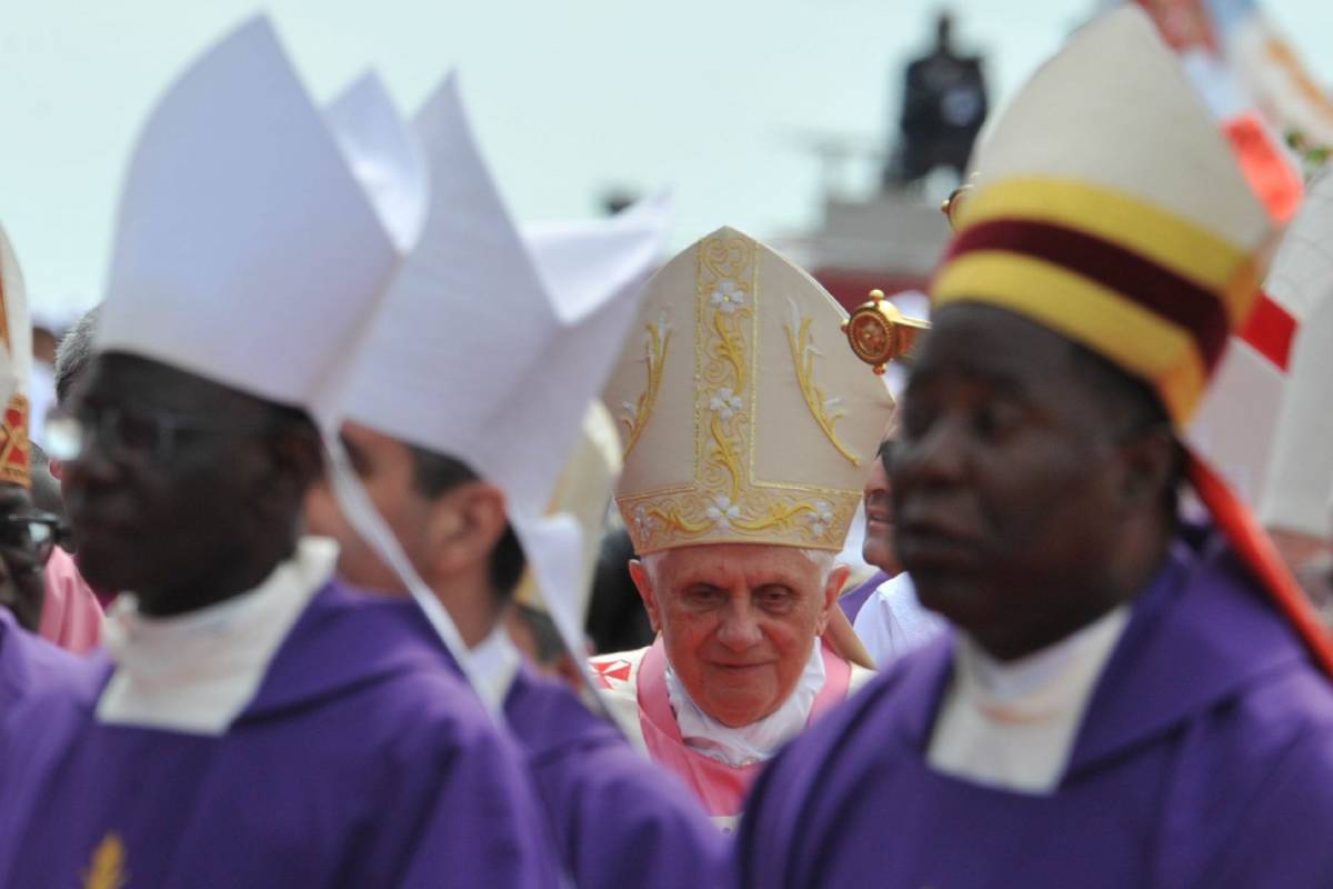 Benedetto XVI saluta l'Africa ed elogia le donne