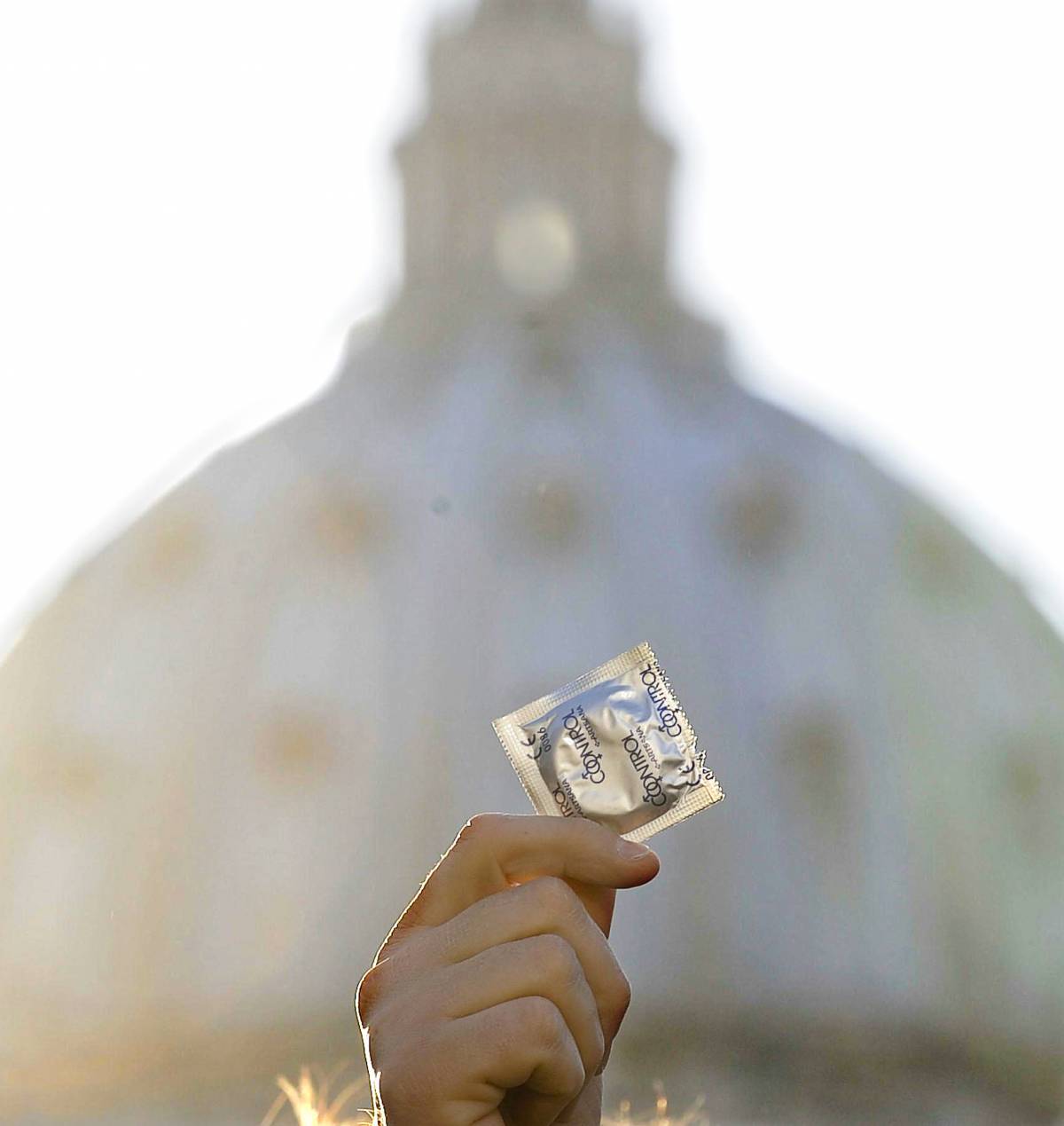 Preservativi, Eliseo contro il Papa: 
"No polemica, ma le critiche restano"