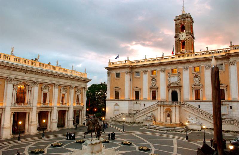 Roma, uomo si dà fuoco 
in Campidoglio: è grave