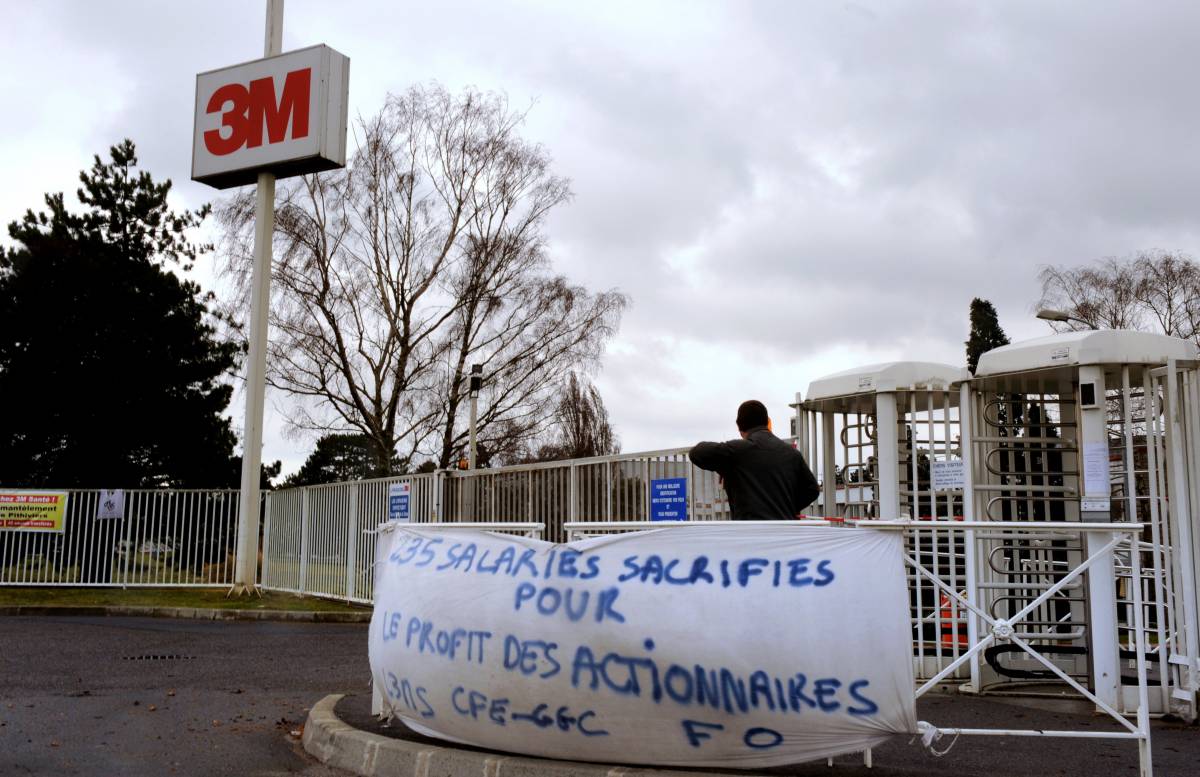 Francia, rapiti dagli operai 
i dirigenti che licenziano 
E i sindacalisti approvano