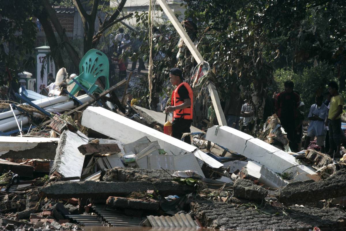 Indonesia, crolla una diga: almeno 52 le vittime