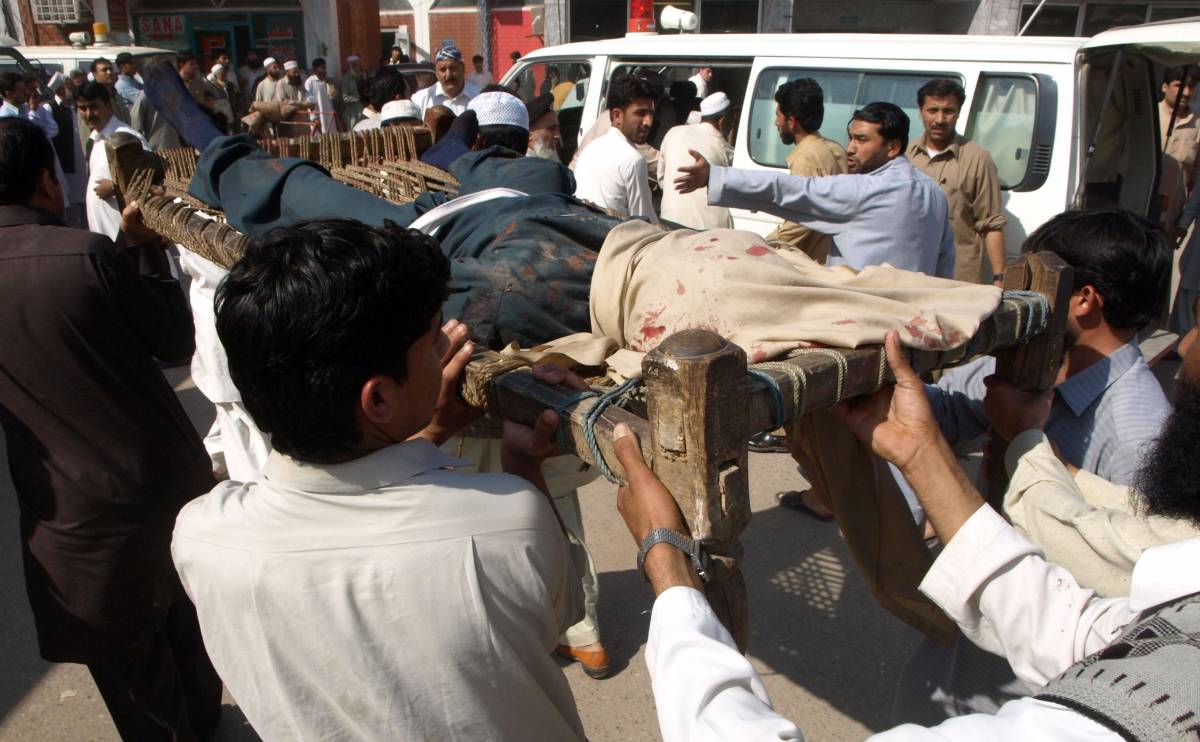 Pakistan, kamikaze in una moschea: 70 morti