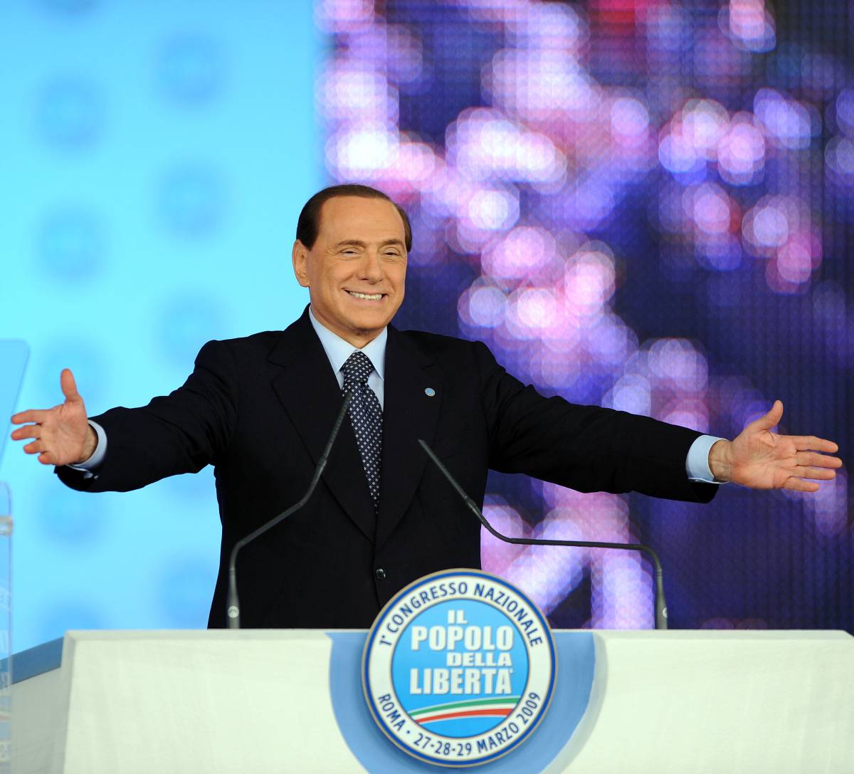 Berlusconi: "La missione del governo 
è portare l'Italia fuori dalla crisi 
Premier, poteri finti: vanno rafforzati"