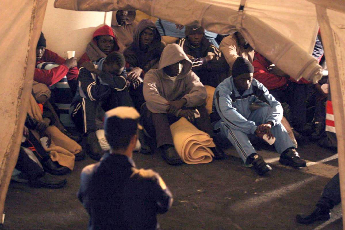 Lampedusa: sbarcati 240 clandestini, barcone soccorso nella tempesta