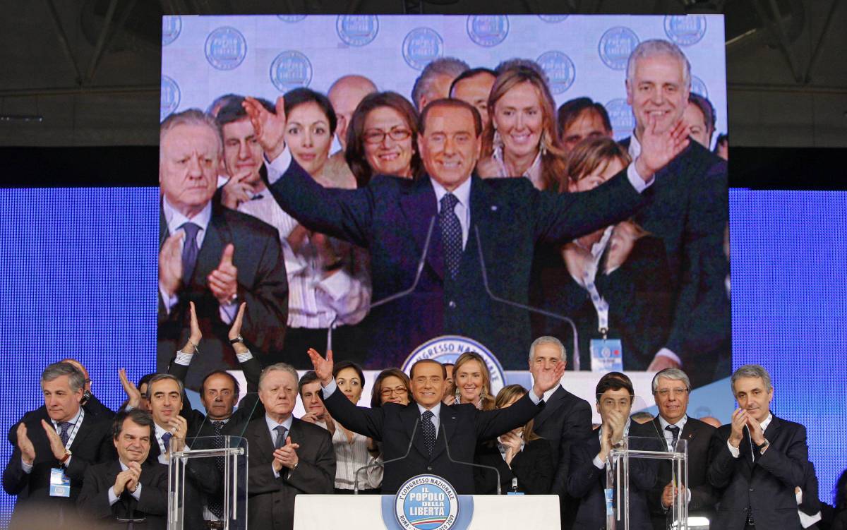 "Più poteri al premier" 
E il Pdl acclama 
Berlusconi presidente