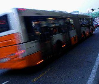 Si sgancia il sedile del bus, l’autista frena con la mano