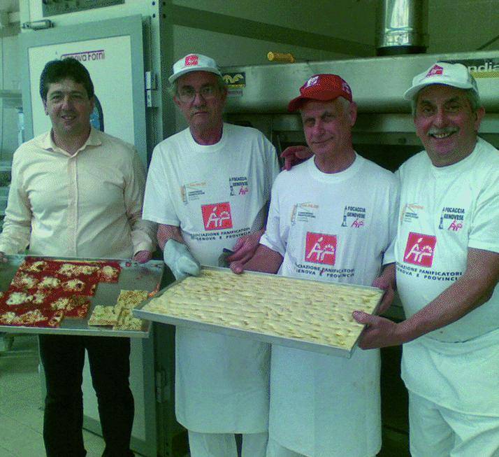 Allievi con le mani in pasta per far uscire dal forno la vera focaccia genovese