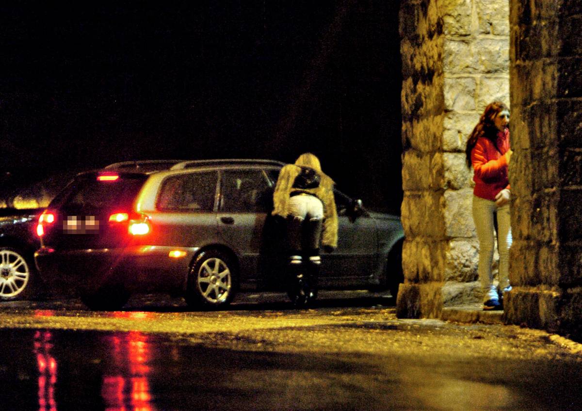 Prostituzione: romeni compravano ragazze