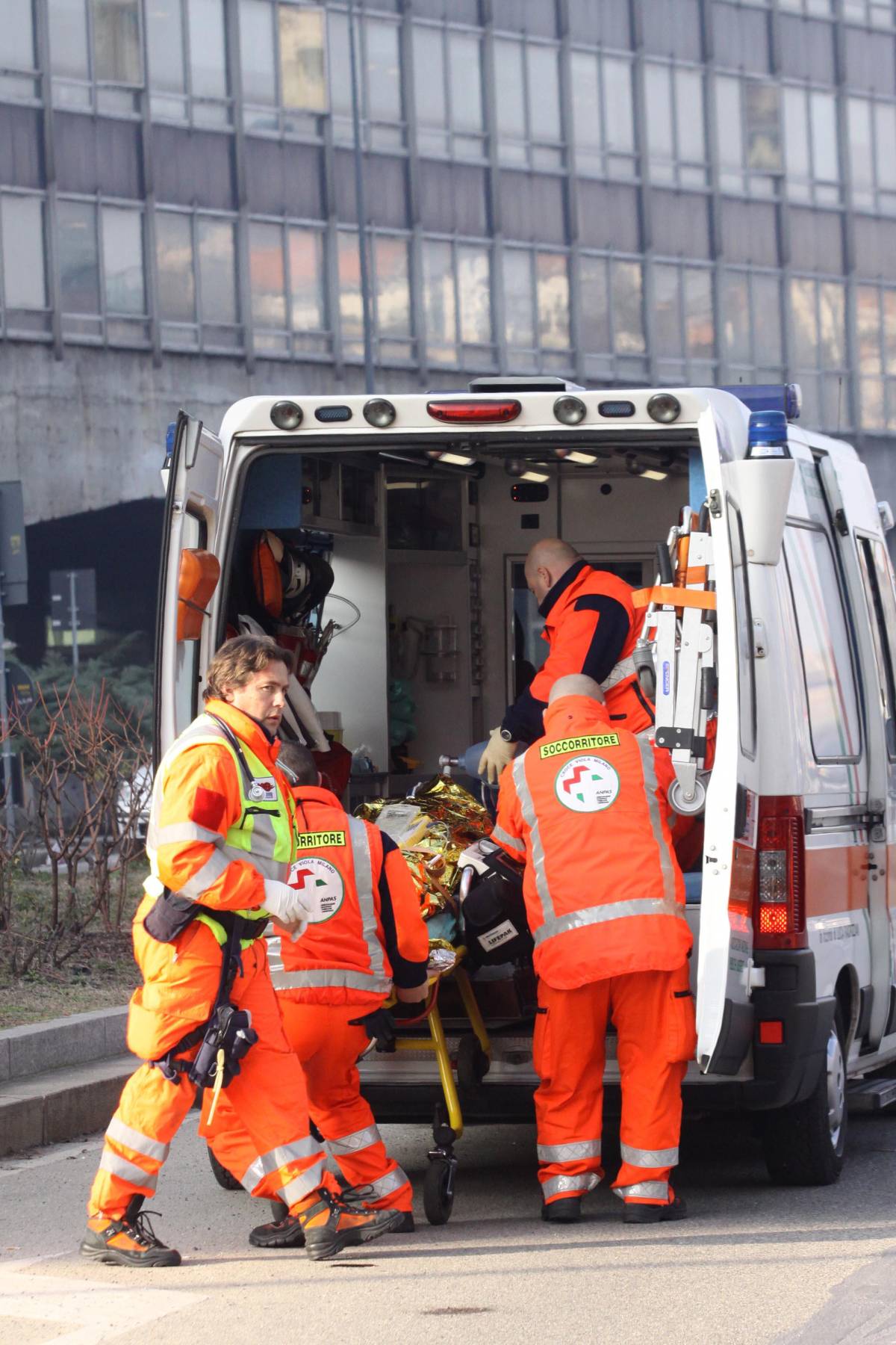 L'Aquila: sfollati fuori 
dall'ospedale civico