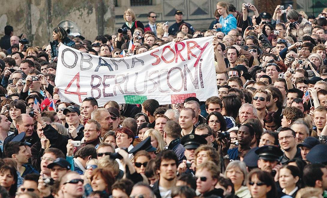 Striscione anti-Cav: dietro le quinte c’è un giornalista italiano