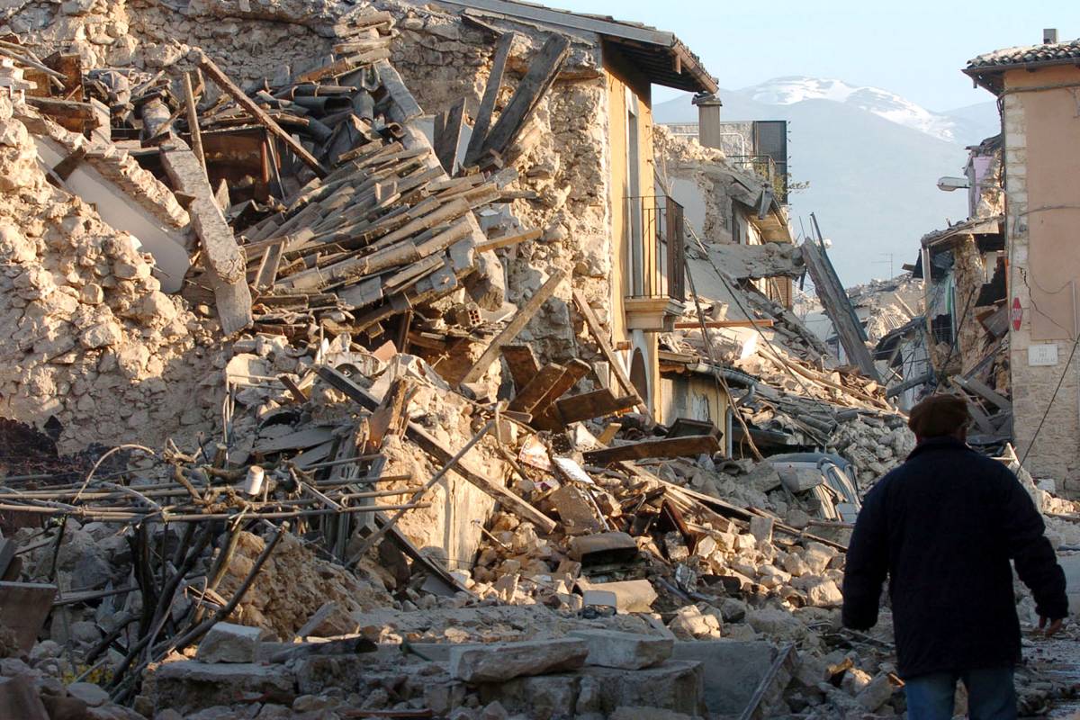 Onna, il borgo fantasma 
cancellato dal terremoto: 
"Nessun edificio in piedi"