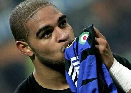 Adriano è con la mamma e soffre per amore