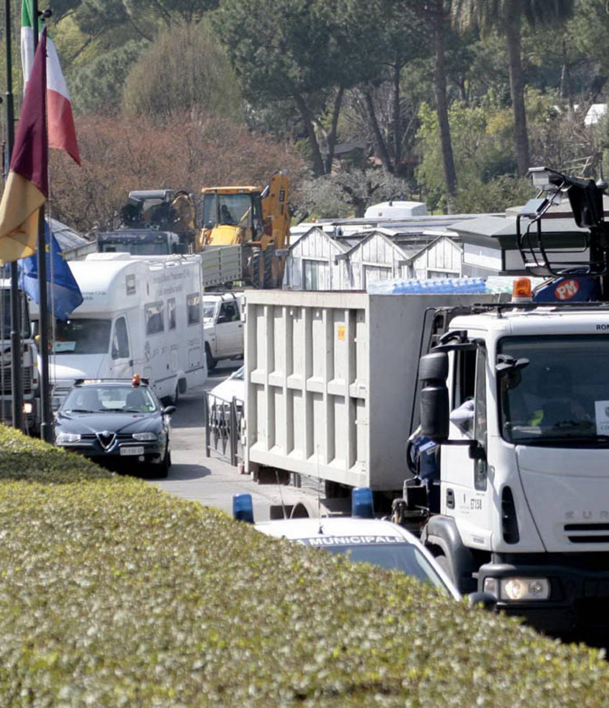 Alemanno rinuncia alle vacanze e torna Il Pd: «Siamo con lui»