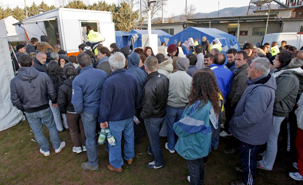 Una città ridotta a tendopoli: "Quanto tempo vivremo qui?"