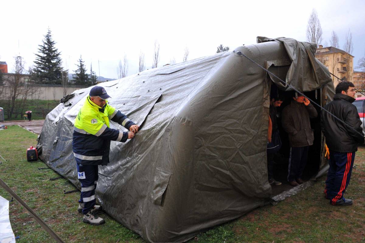 In viaggio coi soccorritori: cucine, brande e docce per aiutare chi non ha nulla